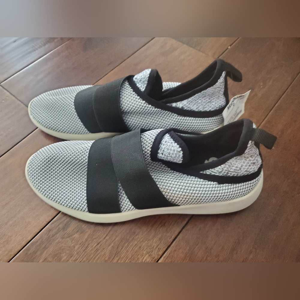 Stylish Black and Gray  Slip-On Shoes Size 8 New Fergaliciouse